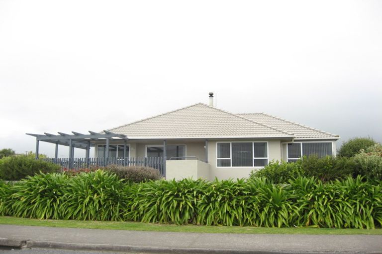 Photo of property in 2 Mallinder Place, Oakura, 4314