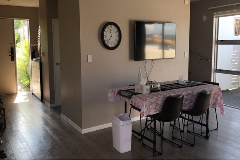 Photo of property in 24 Harrowglen Drive, Northcross, Auckland, 0632