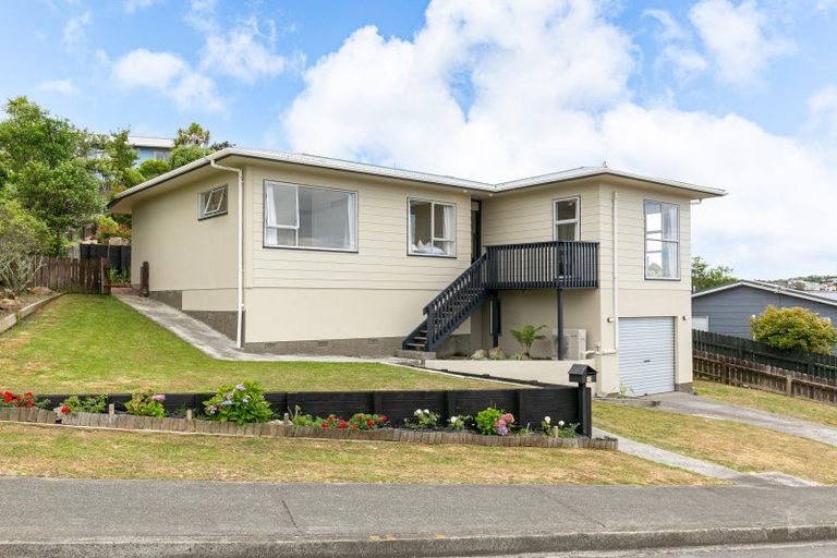 Photo of property in 17 Cheltenham Terrace, Newlands, Wellington, 6037