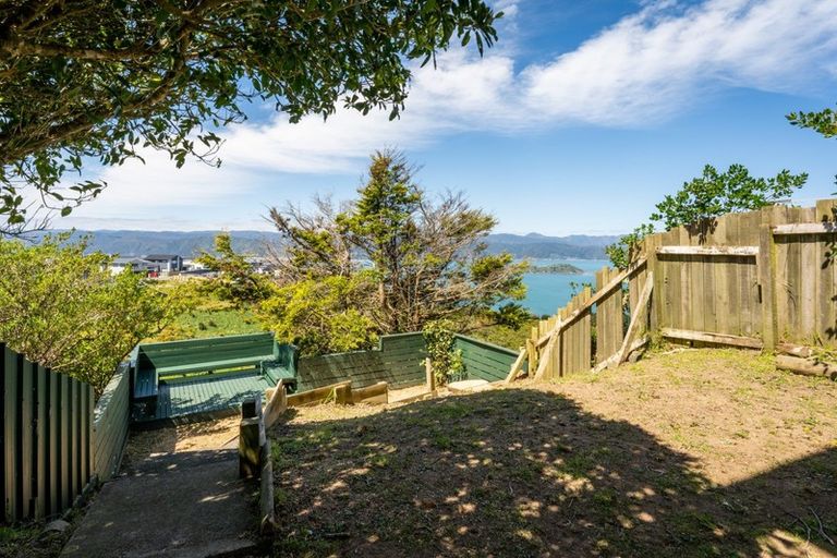 Photo of property in 9a Edgecombe Street, Newlands, Wellington, 6037