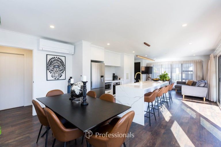 Photo of property in 22 Rewarewa Way, Timberlea, Upper Hutt, 5018