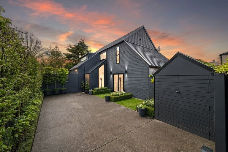 Photo of property in 2/17 Woodford Terrace, Ilam, Christchurch, 8053