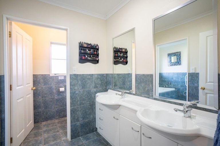 Photo of property in 50 Waicola Drive, Fitzherbert, Palmerston North, 4471