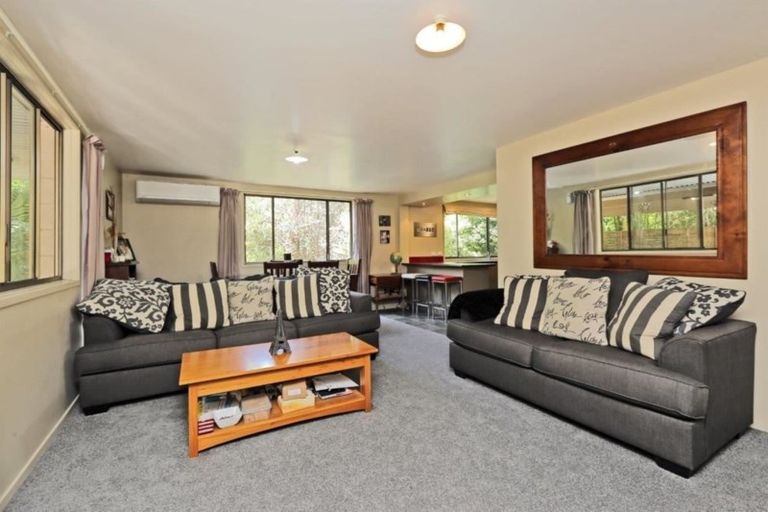 Photo of property in 17 Busby Hill, Havelock North, 4130