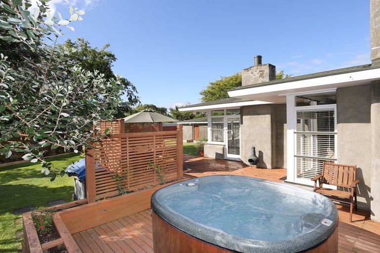 Photo of property in 7 Droylsden Place, Palmerston North, 4410