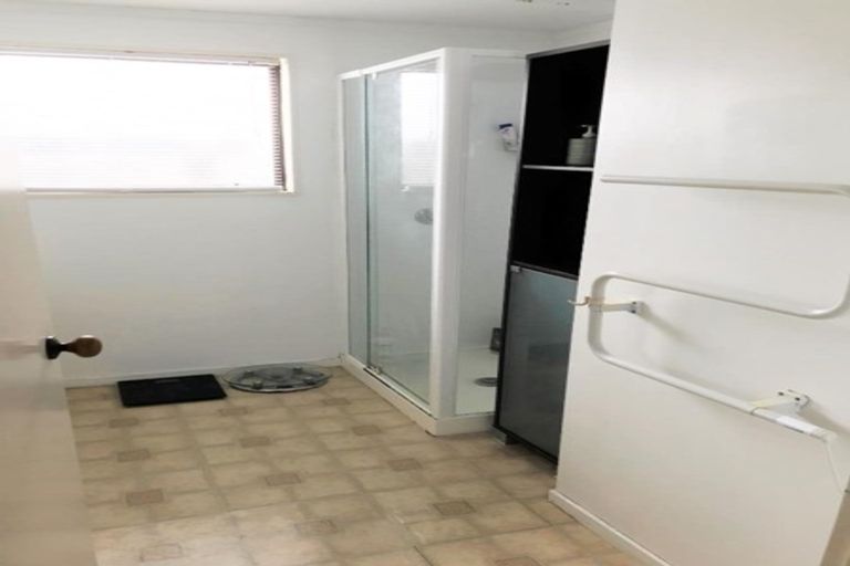 Photo of property in 1/109 Athena Drive, Totara Vale, Auckland, 0629