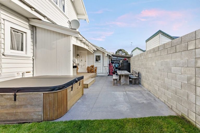 Photo of property in 68 Whiteley Street, Moturoa, New Plymouth, 4310