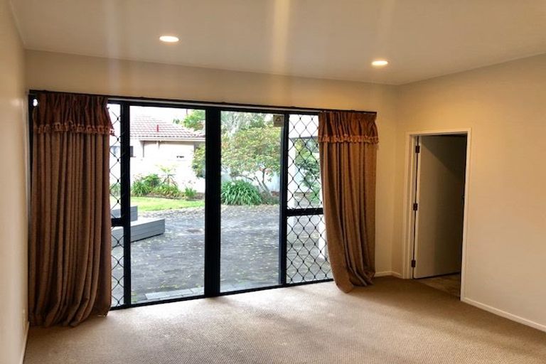 Photo of property in 20 Gillard Place, Eastern Beach, Auckland, 2012