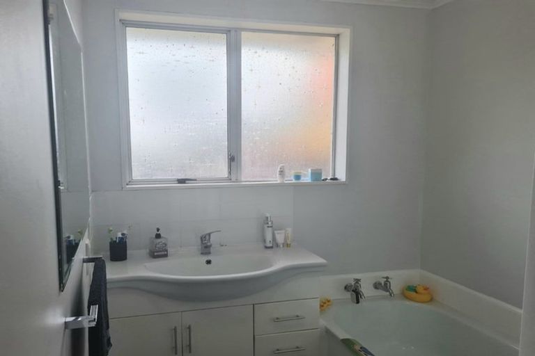 Photo of property in 2/5b Gemstone Drive, Birchville, Upper Hutt, 5018