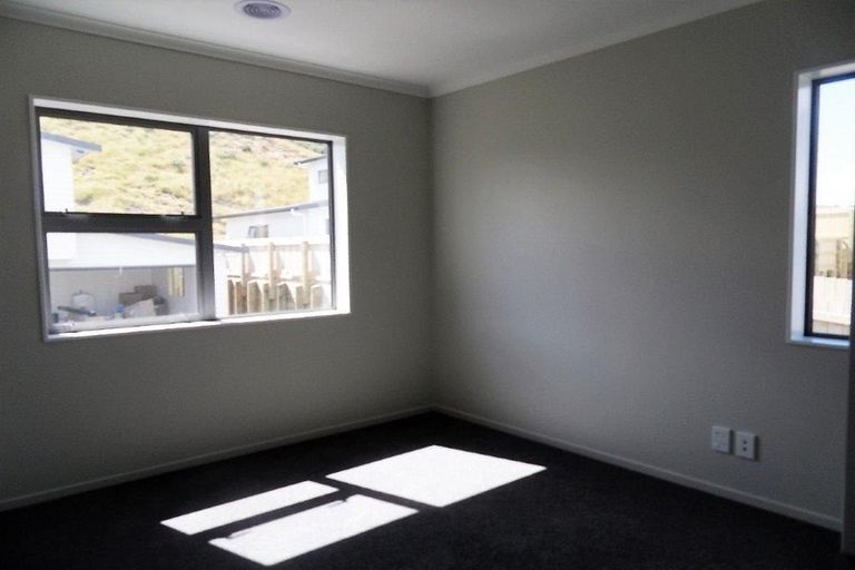 Photo of property in 5a Sandino Place, Grenada Village, Wellington, 6037