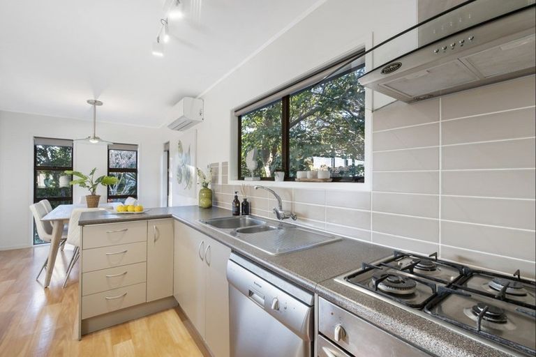 Photo of property in 27 William Hadlow Place, Hatfields Beach, Orewa, 0931