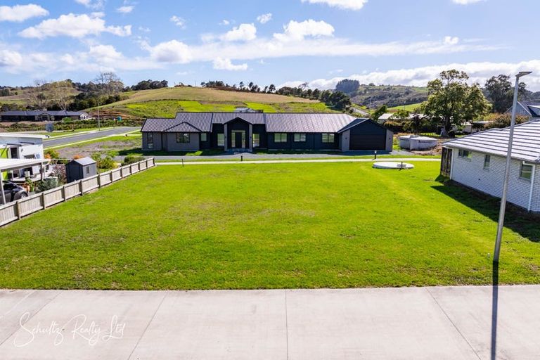 Photo of property in 3 Manaaki Circle, Paparoa, 0571