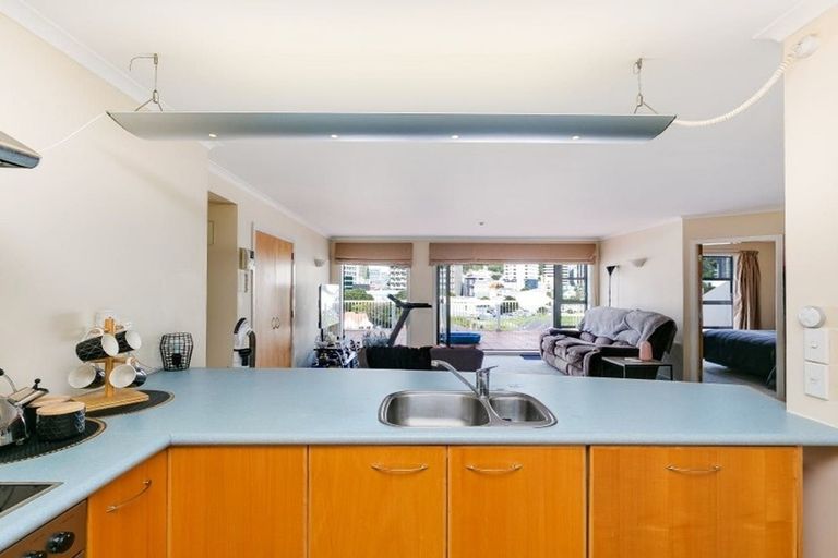 Photo of property in Endeavour Apartments, 6/125 Thorndon Quay, Pipitea, Wellington, 6011