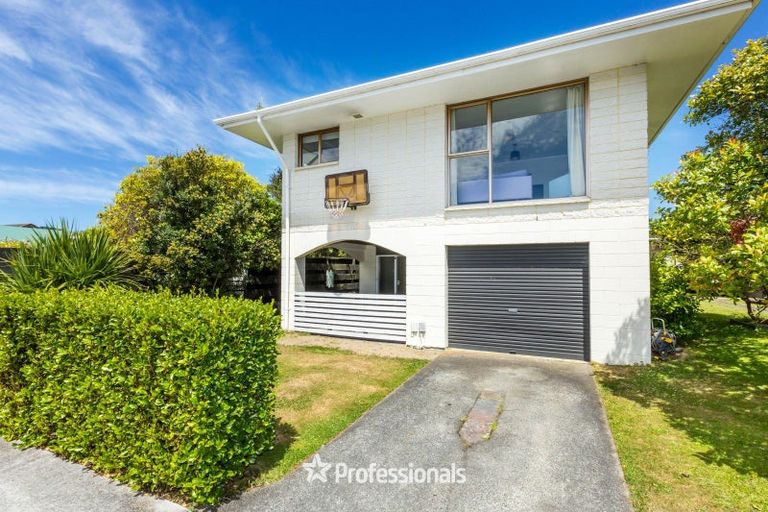Photo of property in 1/4 Parera Grove, Heretaunga, Upper Hutt, 5018