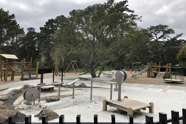 Photo of property in 4/2 Godley Road, Green Bay, Auckland, 0604