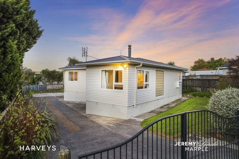 Photo of property in 11 Denyer Place, New Lynn, Auckland, 0600