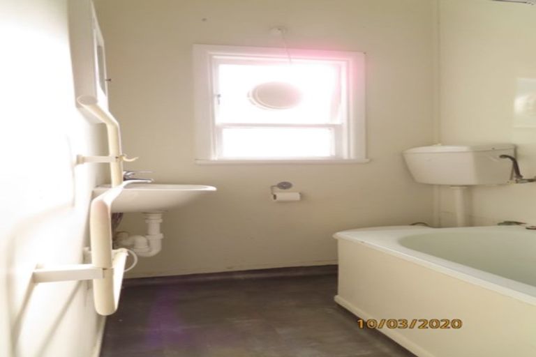 Photo of property in 71 Garden Road, Northland, Wellington, 6012