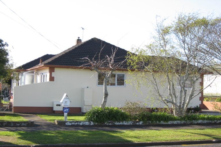 Photo of property in 27 Karaka Street, Merrilands, New Plymouth, 4312