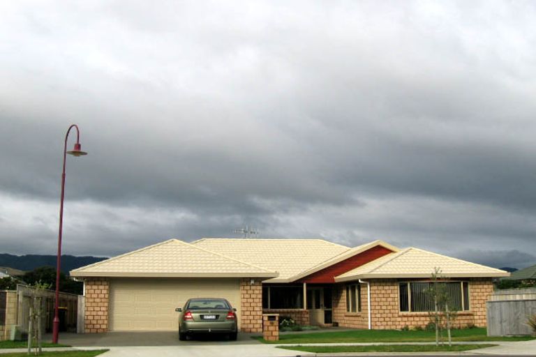 Photo of property in 35 Holcombe Drive, Paraparaumu, 5032