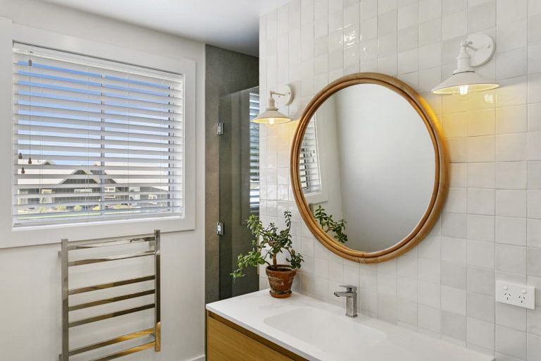 Photo of property in 5 Lens Way, Acacia Bay, Taupo, 3385