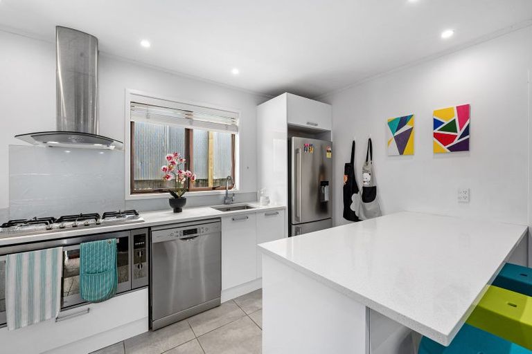 Photo of property in 3/100 Royal Road, Massey, Auckland, 0614