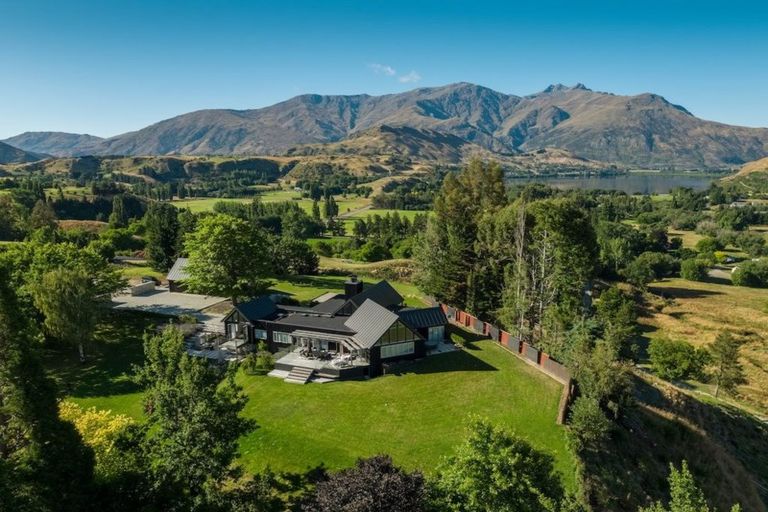 Photo of property in 397 Arrowtown-lake Hayes Road, Arrowtown, 9371