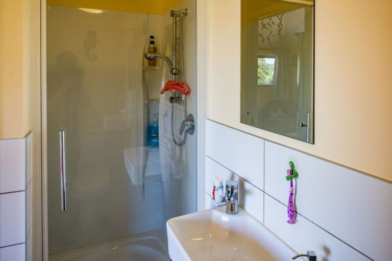 Photo of property in 33 Kotari Road, Days Bay, Lower Hutt, 5013