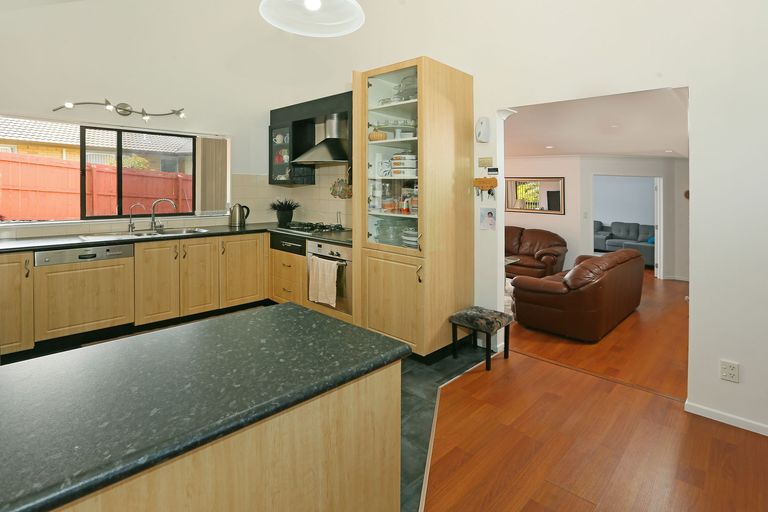 Photo of property in 8 Chardonnay Rise, Henderson, Auckland, 0612