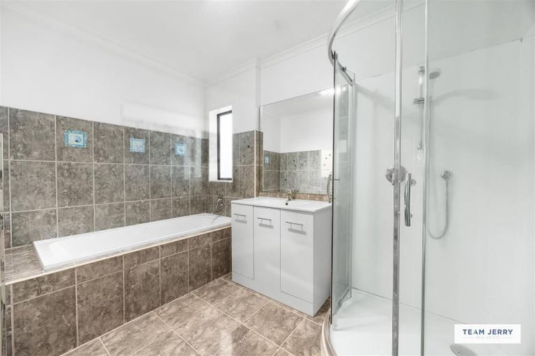 Photo of property in 28 Fairchild Avenue, Goodwood Heights, Auckland, 2105