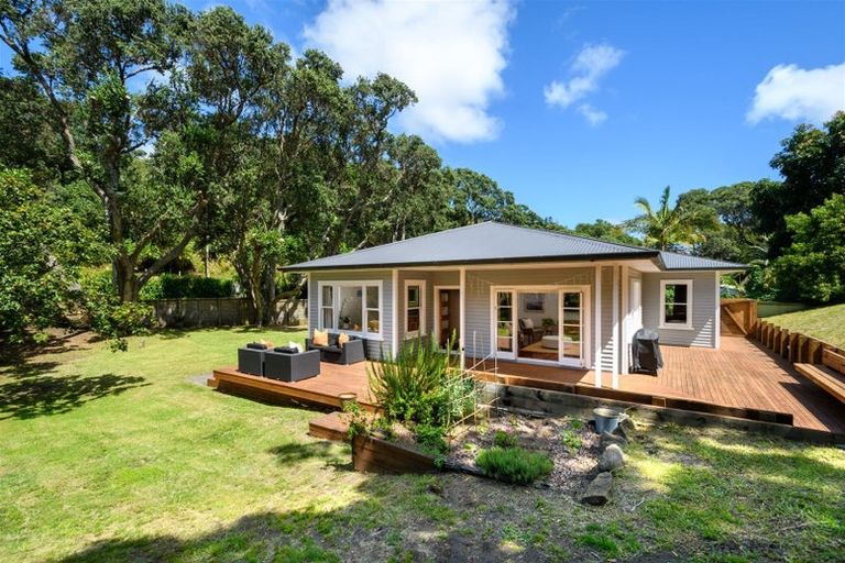Photo of property in 379 Motutara Road, Muriwai, Waimauku, 0881