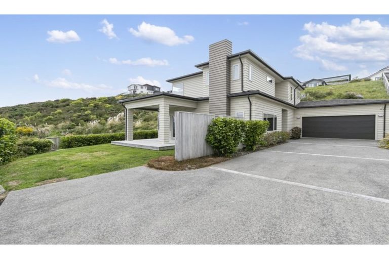 Photo of property in 15 Canary Way, Whitby, Porirua, 5024