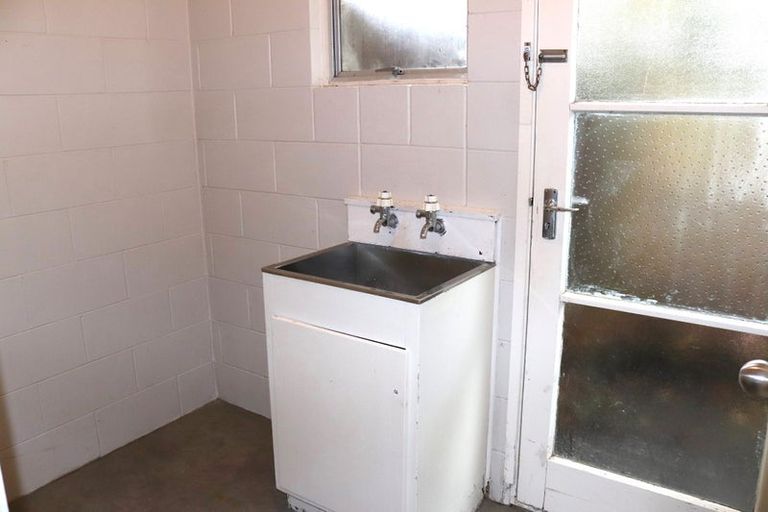 Photo of property in 2/199 Henderson Valley Road, Henderson, Auckland, 0612