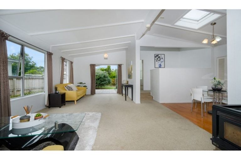 Photo of property in 22 Vina Place, Massey, Auckland, 0614