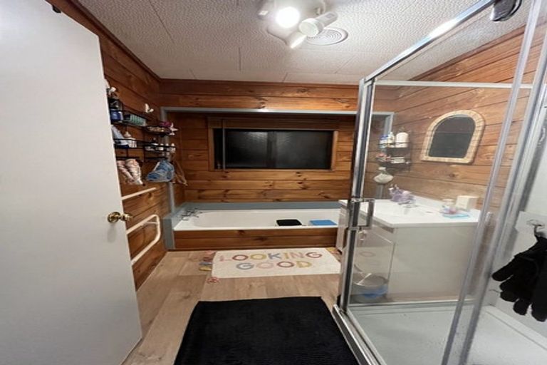 Photo of property in 36 Meadowvale Rise, Titirangi, Auckland, 0604