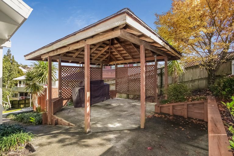 Photo of property in 5 Oystergrove Road, West Harbour, Auckland, 0618