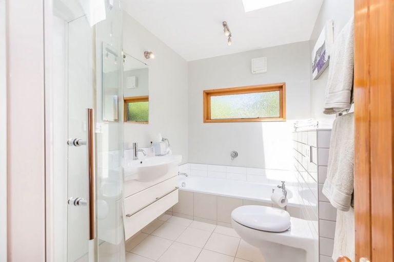 Photo of property in 5 Newnham Court, Tawa, Wellington, 5028