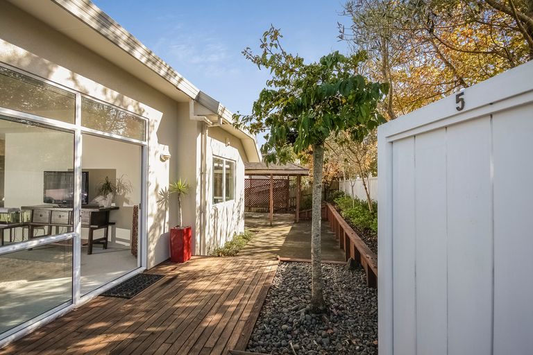 Photo of property in 5 Oystergrove Road, West Harbour, Auckland, 0618