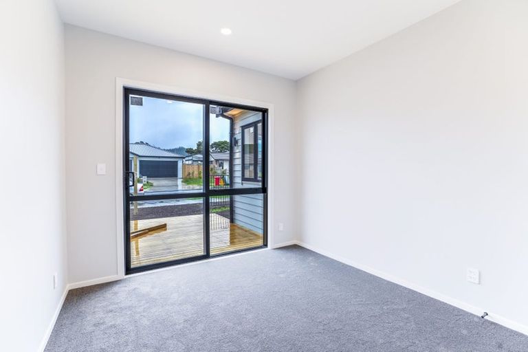 Photo of property in 11 Lewis Younie Road, Kumeu, 0810