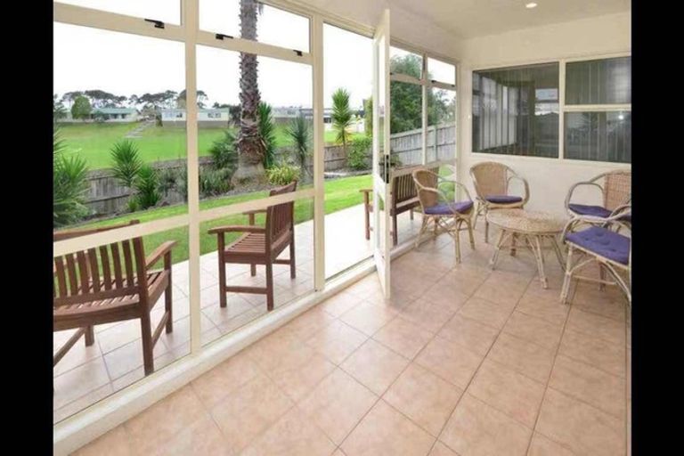 Photo of property in 25 Vermeer Place, West Harbour, Auckland, 0618