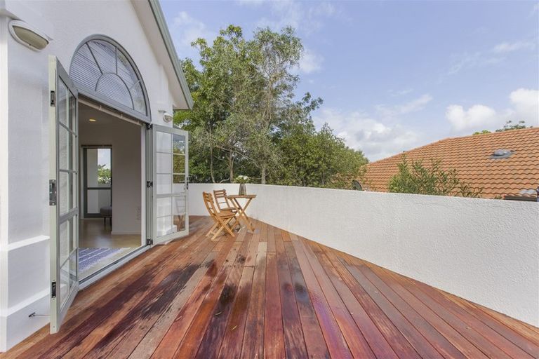 Photo of property in 17 Mandeville Place, Unsworth Heights, Auckland, 0632