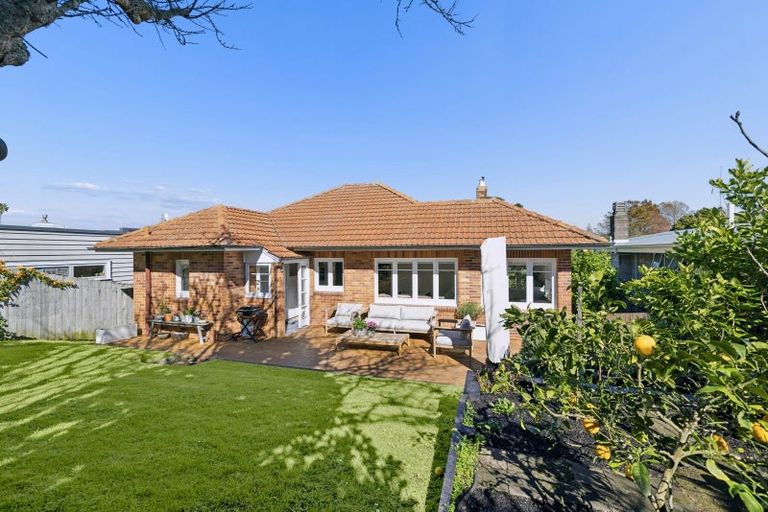 Photo of property in 12 Wairoa Road, Narrow Neck, Auckland, 0624