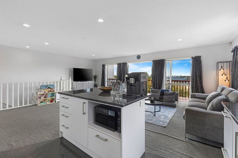 Photo of property in 147a Hobsonville Road, West Harbour, Auckland, 0618