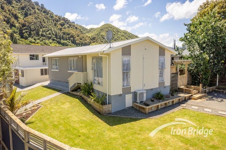 Photo of property in 2 Hartford Crescent, Totara Park, Upper Hutt, 5018