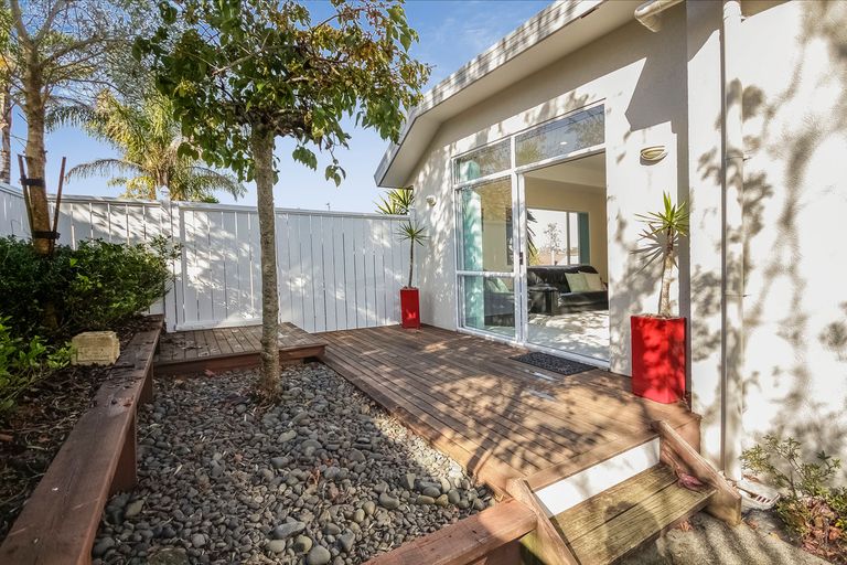 Photo of property in 5 Oystergrove Road, West Harbour, Auckland, 0618