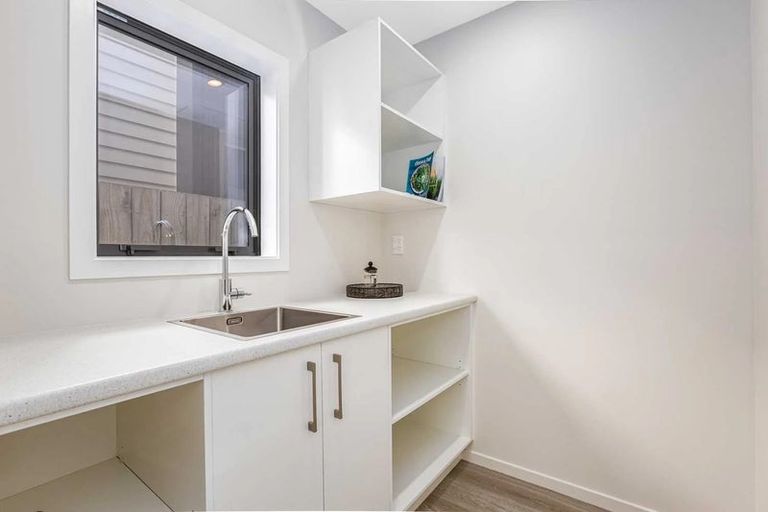 Photo of property in 41 Farnworth Terrace, Glenside, Wellington, 6037