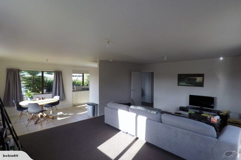 Photo of property in 17a Riserra Drive, Ranui, Auckland, 0612