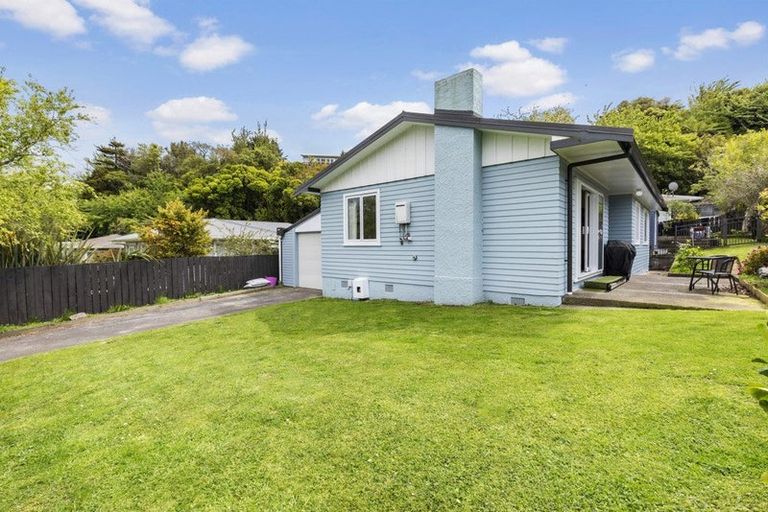 Photo of property in 18 Batchelor Street, Newlands, Wellington, 6037
