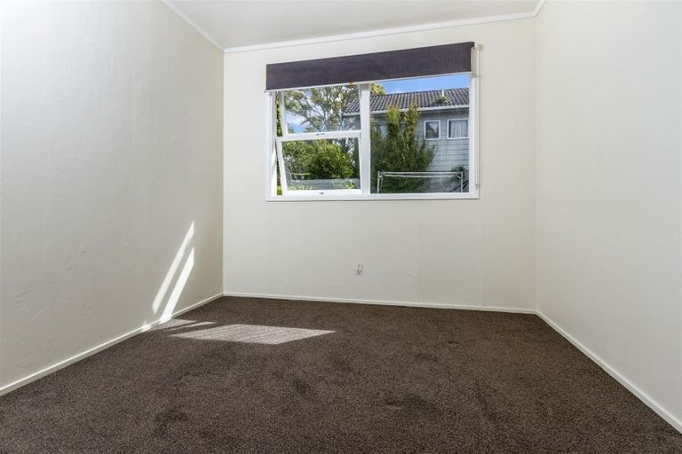 Photo of property in 2/253 Wairau Road, Totara Vale, Auckland, 0627