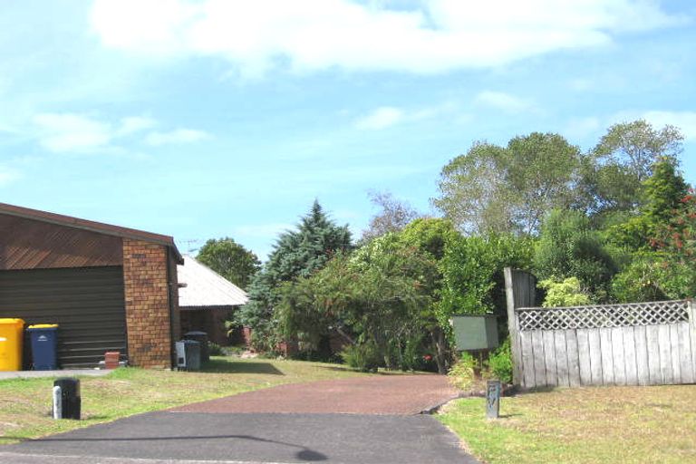 Photo of property in 2/17 Ronald Macken Place, Windsor Park, Auckland, 0632