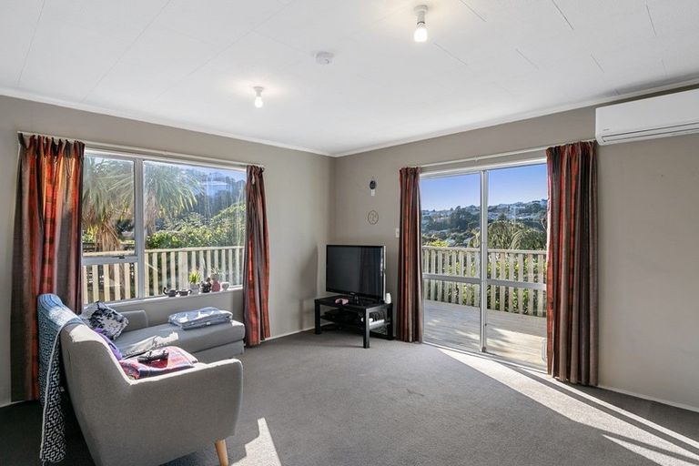 Photo of property in 32a Cheltenham Terrace, Newlands, Wellington, 6037